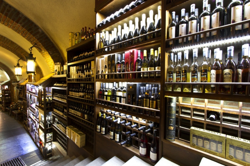 bar-REGUSSE-min_world_street_travel_shop_canon_georgia_wine_bottles-429767